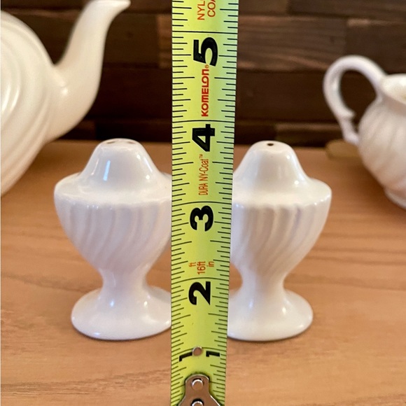 Vintage Franciscan Ware Salt and Pepper Shaker Set - Picture 4 of 6